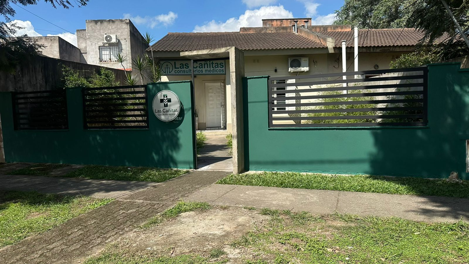 Frente del Centro Médico Las Cañitas en Lomas de Tafí