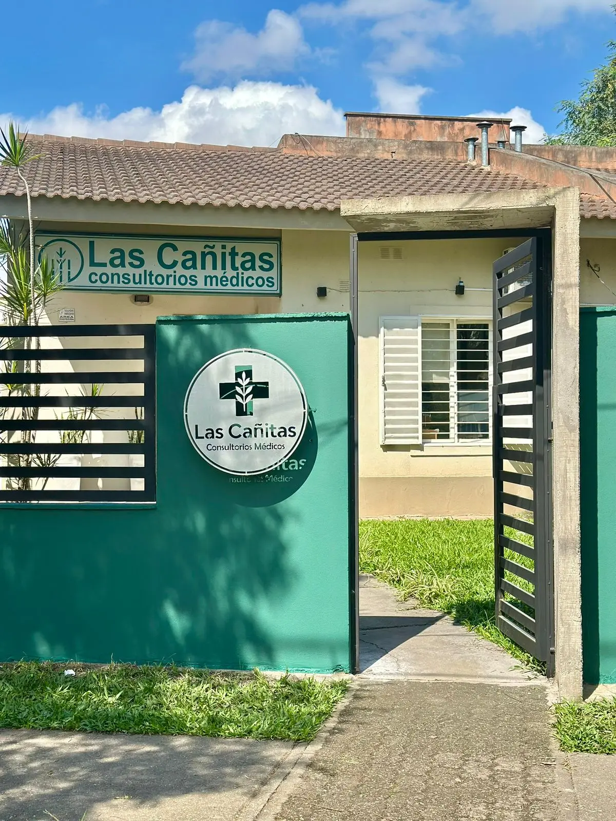 Entrada principal del Centro Médico Las Cañitas
