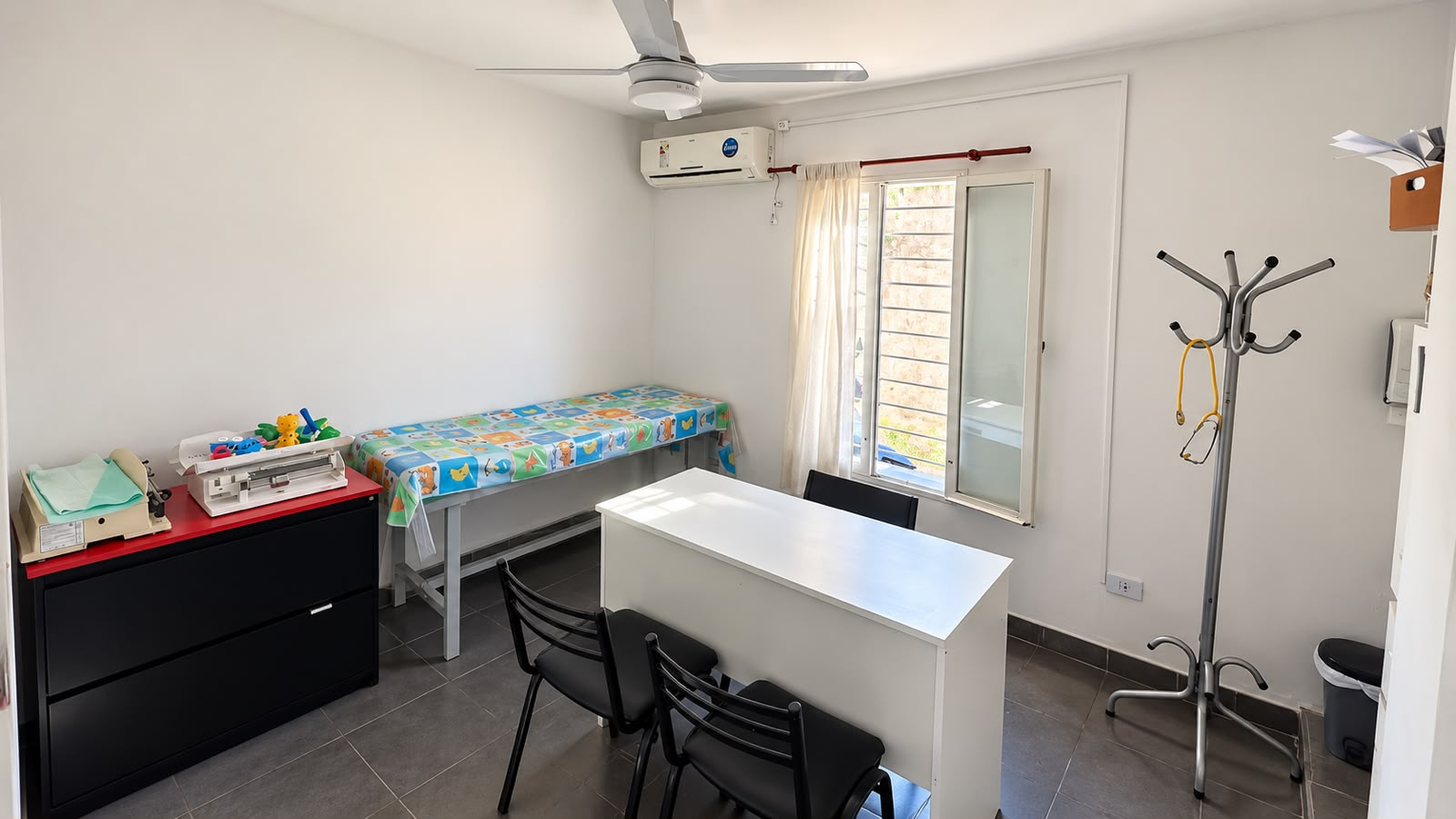Consultorio de pediatría equipado del centro